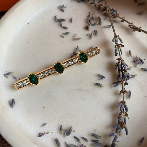 Swarovski S.A.L bar gold tone pin with green and white crystals - Picture 12 of 15